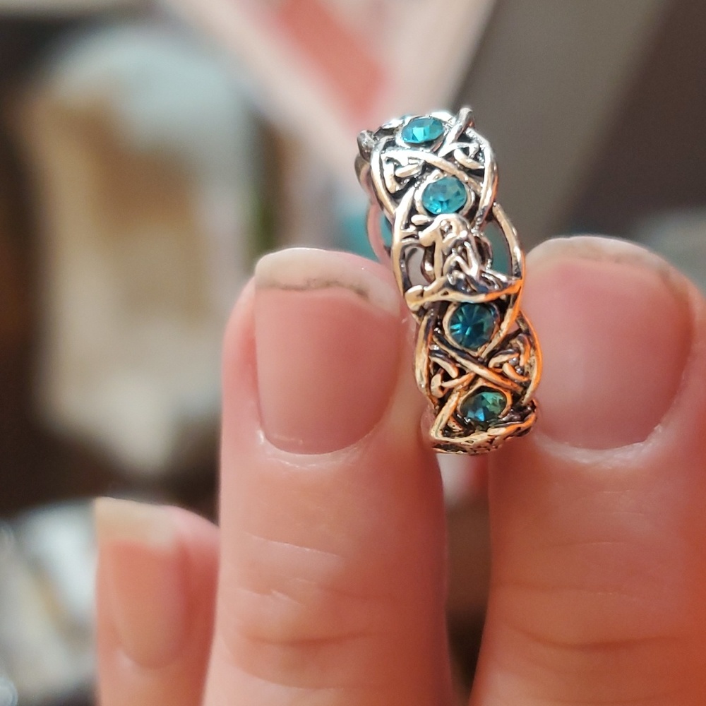 Gorgeous Vintage Wolf Green Stone Rings - Picture 4 of 5